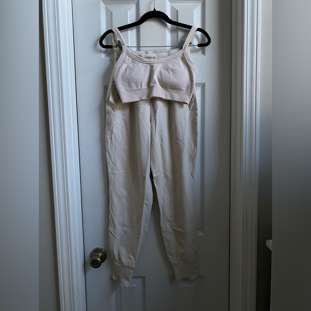 NWOT PowerSoft Set - Seamless Ribbed Sports Bra & High-Waisted  7/8 Joggers - Picture 2 of 13